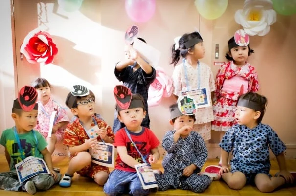 Lớp học và sân chơi